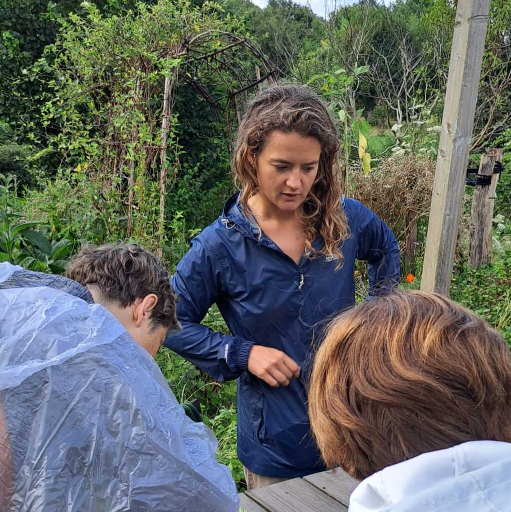 groupe de jardiniers, aïale, hortithérapie, nature, écothérapie, jardinage, jardin, prendre soin de soi, nature bien-être, nature santé, mains dans la terre, relaxation dans la nature, Biarritz, Pays basque, connexion nature, relaxation jardin, apaisement, plein-air, particuliers, entreprises, associations, côte basque, Bidart, BAB